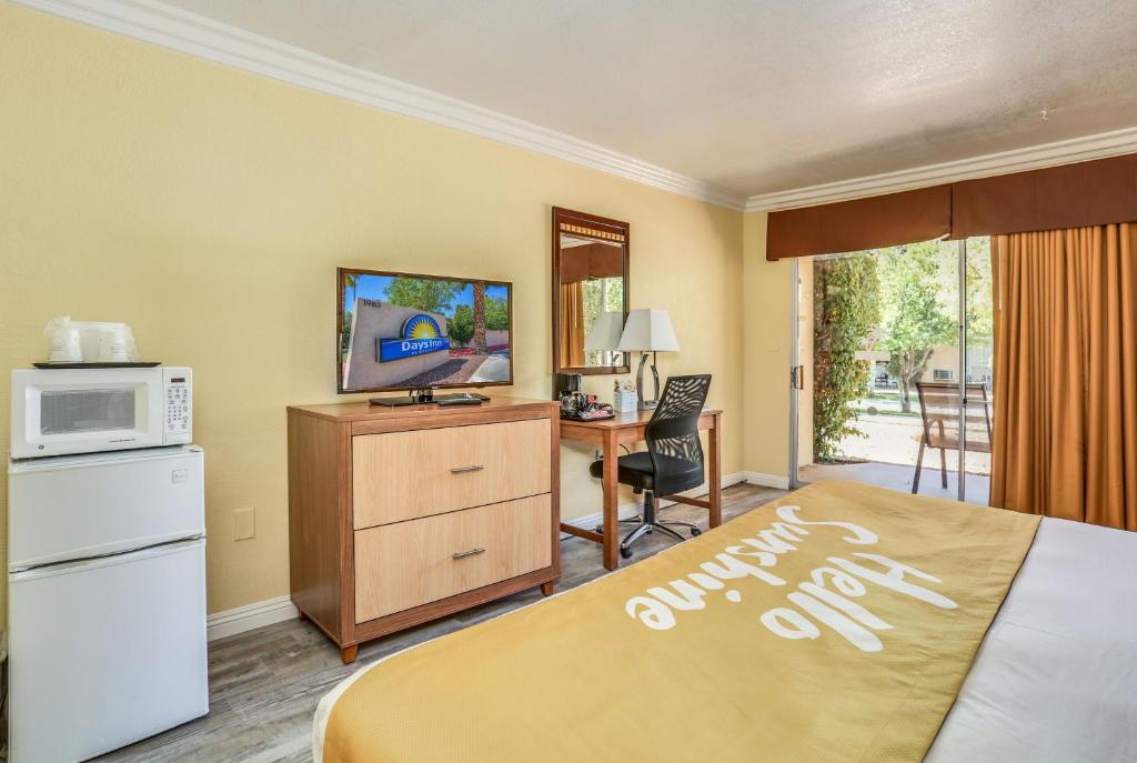 Days Inn by Wyndham Palm Springs photo 3