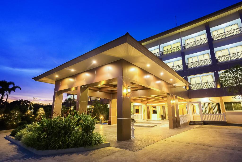 Swan Lake Hotel Sattahip photo 1