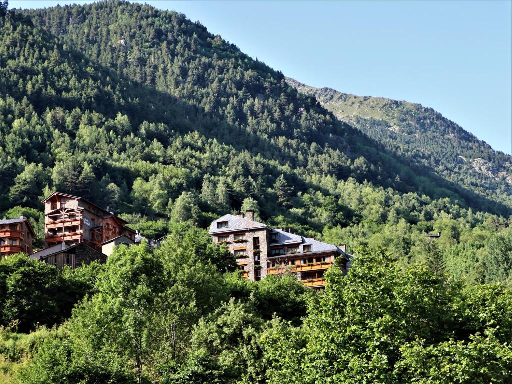 {
  "en-gb": "Hotel & SPA Bringué"
} photo 3