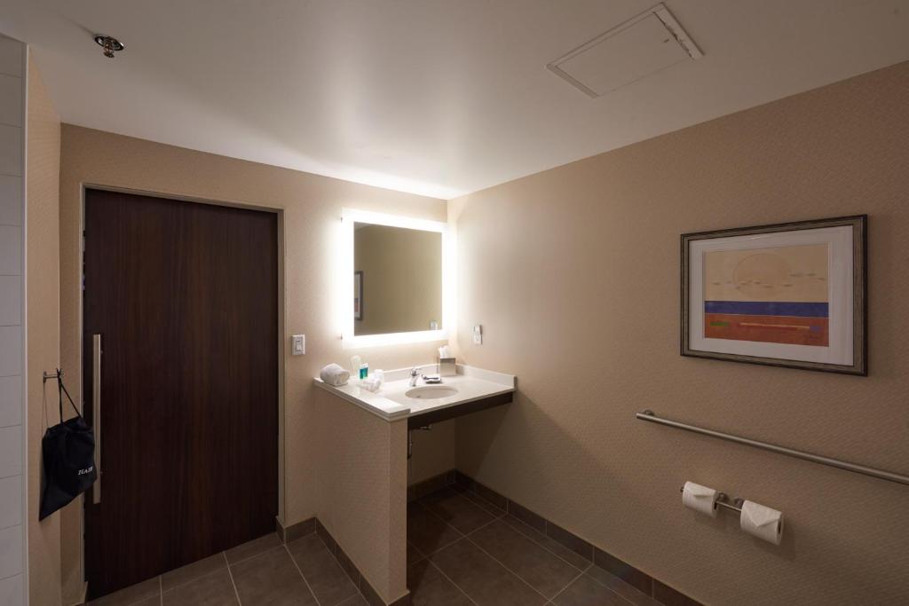 Holiday Inn Express & Suites St. John's Airport, an IHG Hotel photo 3
