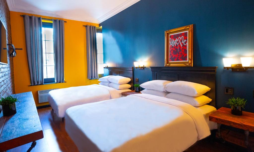 Четырехместный (Стандартный номер с двумя кроватями размера «queen-size»), Sohotel