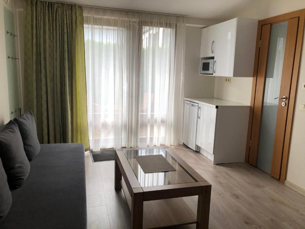 Студио (Номер-студио с террасой, вид во двор — Первый этаж), Eurovila - Home Suite Palanga