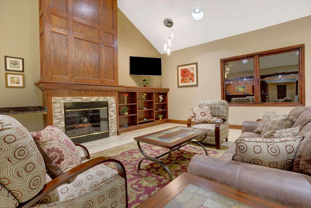 Travelodge by Wyndham Iowa City image