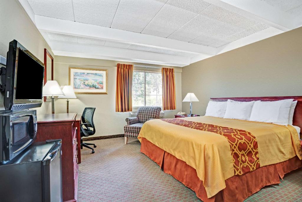Travelodge by Wyndham Iowa City photo 2