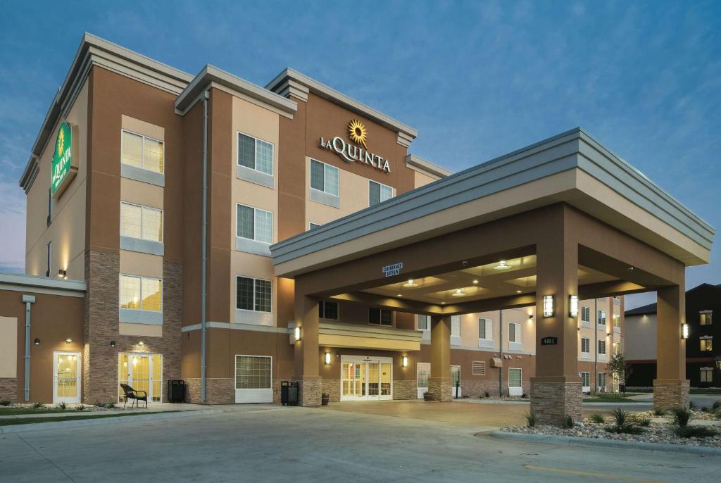 La Quinta Inn & Suites by Wyndham Grand Forks image