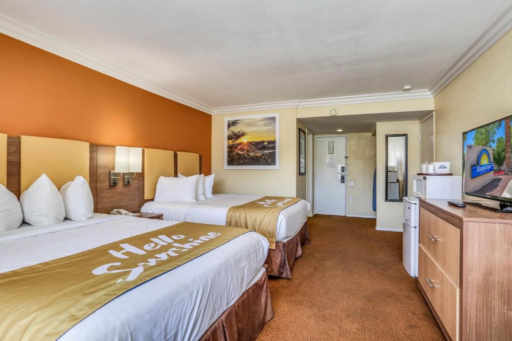 Days Inn by Wyndham Palm Springs photo 2