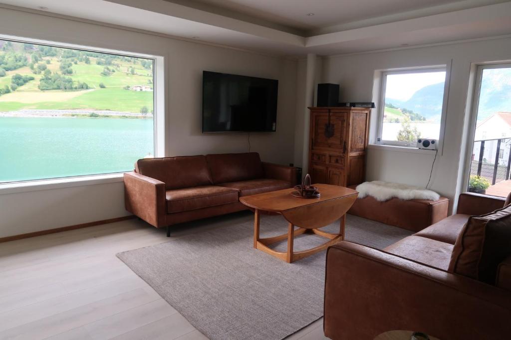Olden Panorama Apartments - Fjord view - High Standard photo 2