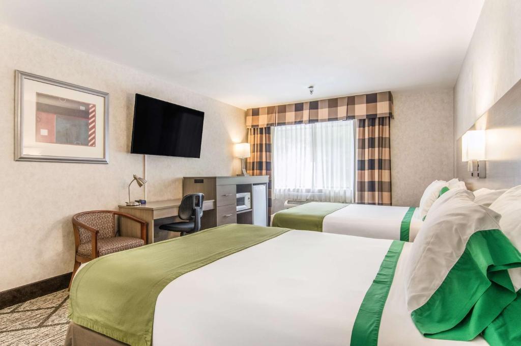 GuestHouse Inn & Suites Hotel Poulsbo image