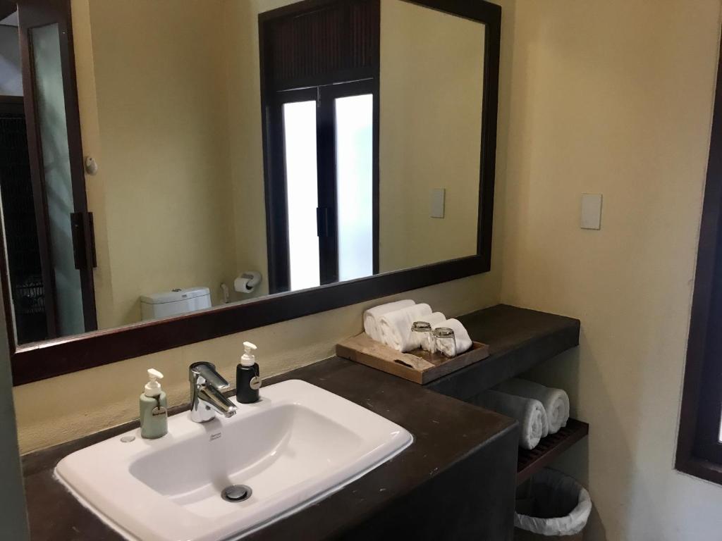 Сьюит (Люкс с кроватью размера «king-size» и гидромассажной ванной), AliSea Boutique Hotel