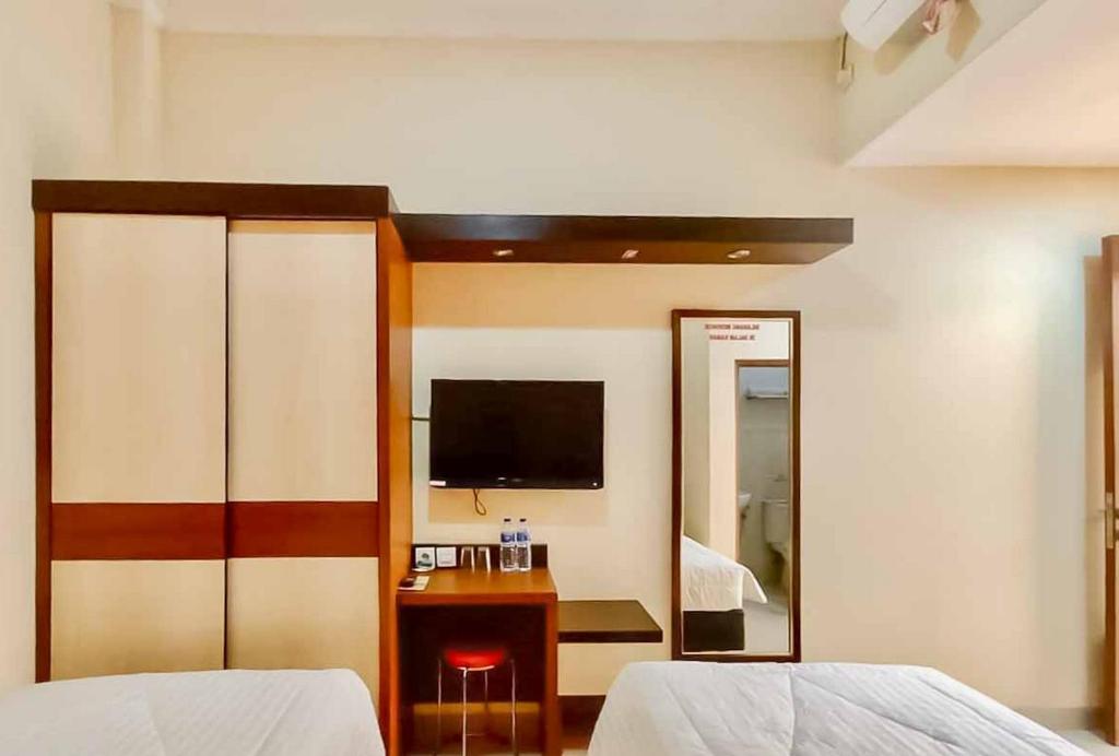 RedDoorz Syariah Plus near Cirebon Super Block Mall 2 photo 4