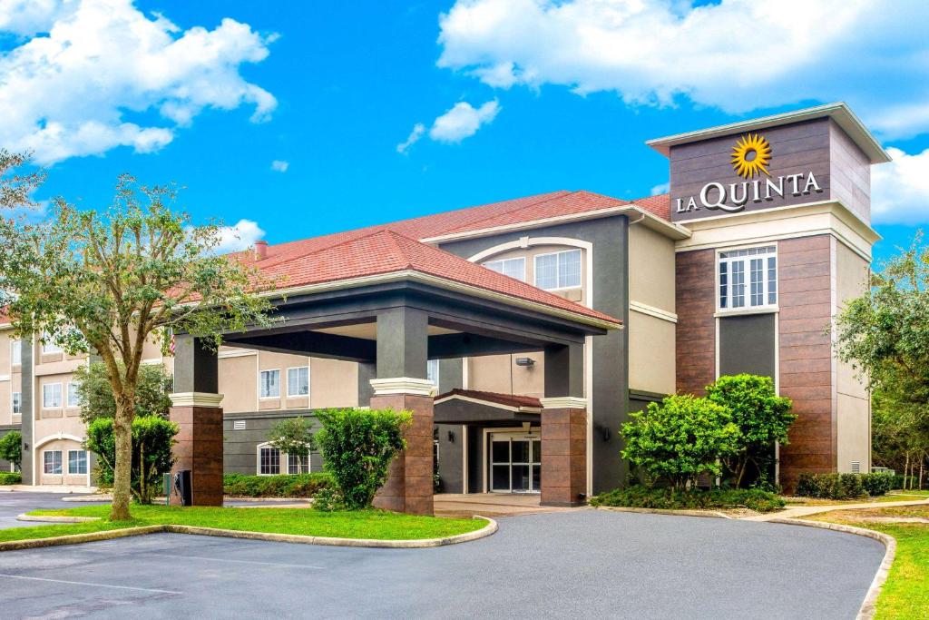 La Quinta Inn & Suites by Wyndham Sebring image