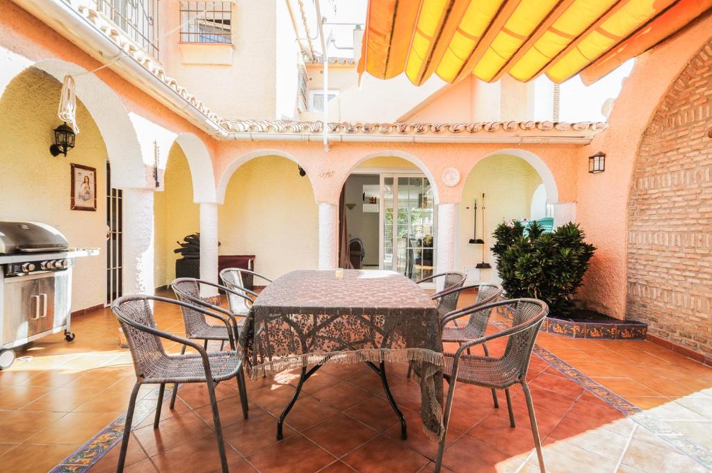 Вилла (Вилла - Рядом с пляжем), Beach Villa Costanera in Marbella