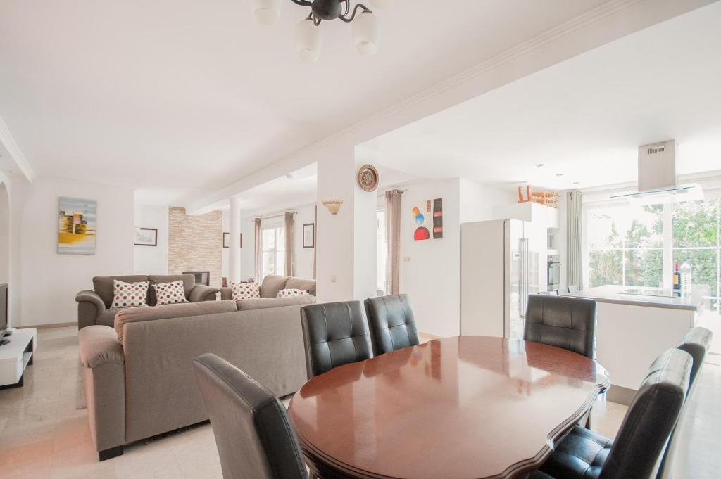 Вилла (Вилла - Рядом с пляжем), Beach Villa Costanera in Marbella