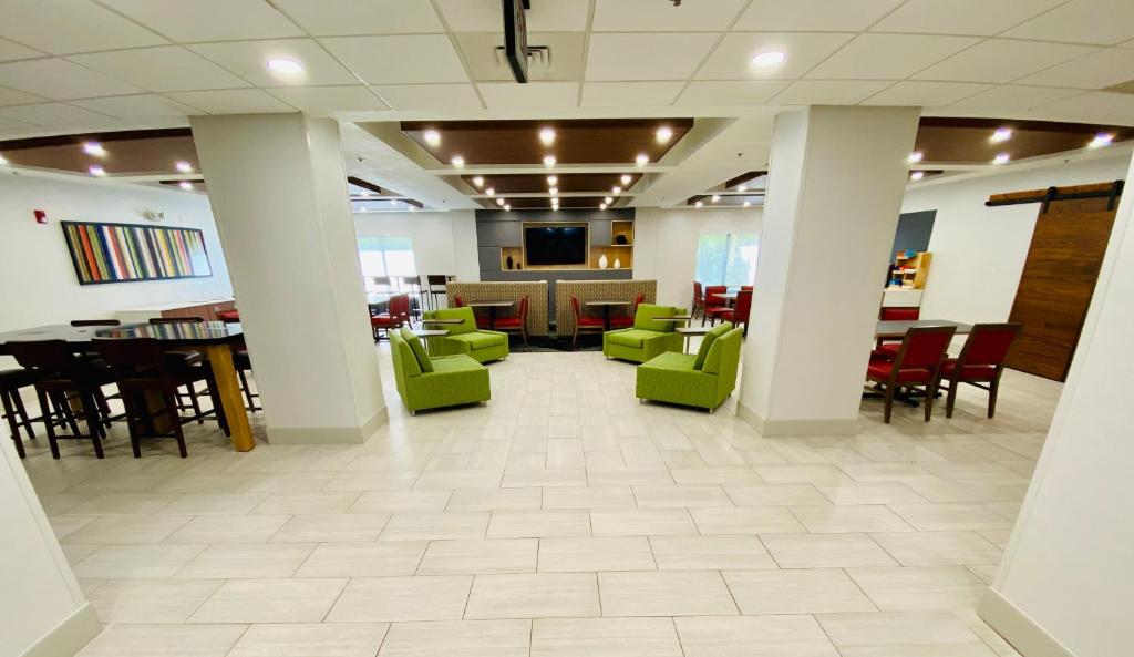 Holiday Inn Express & Suites Chesapeake, an IHG Hotel photo 2