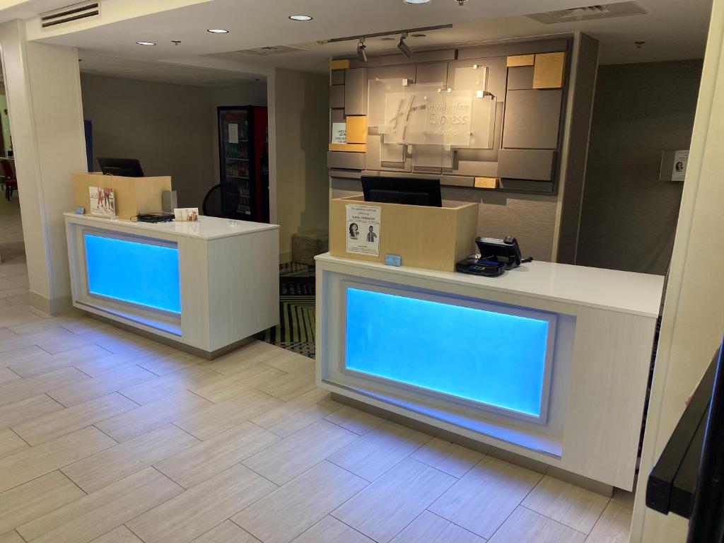 Holiday Inn Express & Suites Chesapeake, an IHG Hotel photo 3
