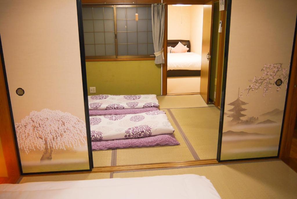 10mins train to Namba, 4 mins walk to stn, 2 floors japanese style , 2-8 people photo 4