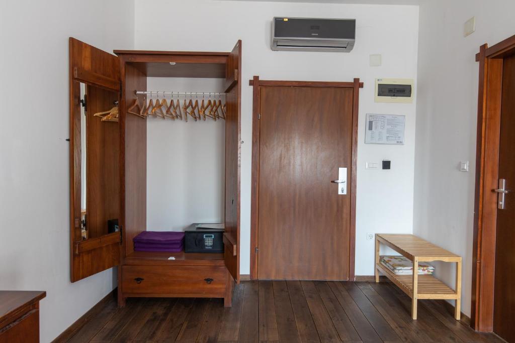 Hotel Lug Room Type - Economy Twin Room