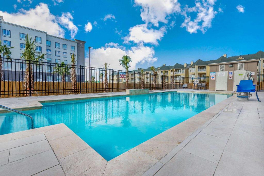 La Quinta Inn & Suites by Wyndham Galveston West Seawall image