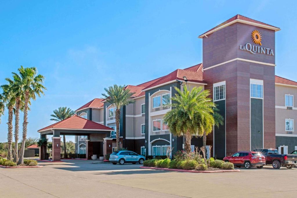 La Quinta Inn & Suites by Wyndham Winnie image