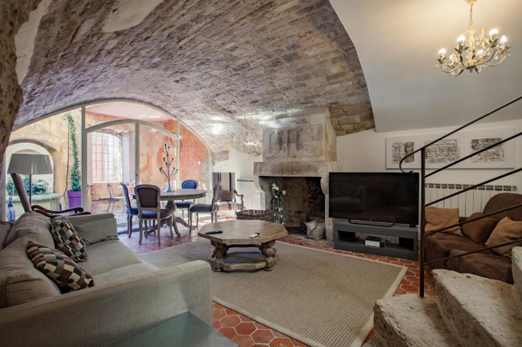 The authentic Bonnieux village house, jacuzzi - by feelluxuryholidays photo 2