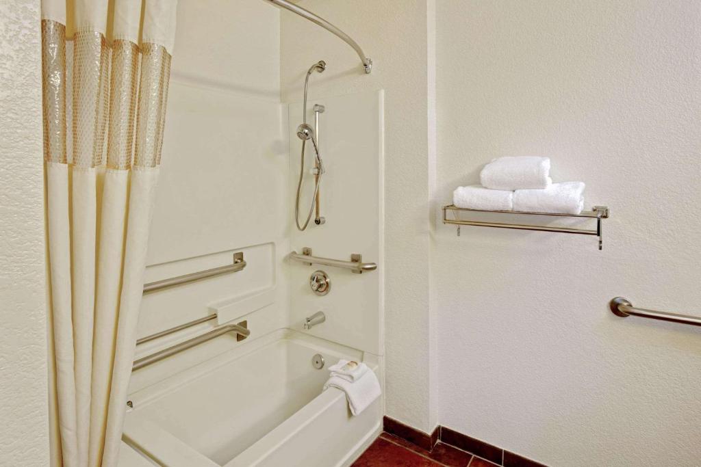 Сьюит (1 King Bed, Deluxe Mobility Accessible Studio Suite, Pool View, Non-Smoking), La Quinta by Wyndham Las Vegas RedRock/Summerlin