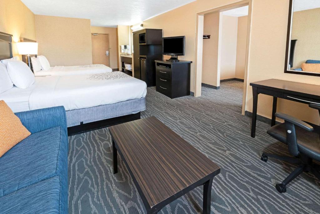 La Quinta Inn & Suites by Wyndham Logan - Tap to explore photos