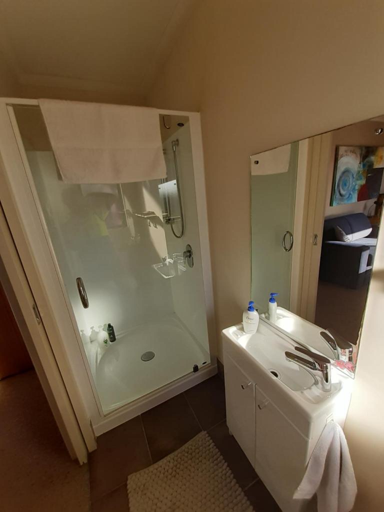 Modern BNB unit with Wifi and Breakfast photo 4