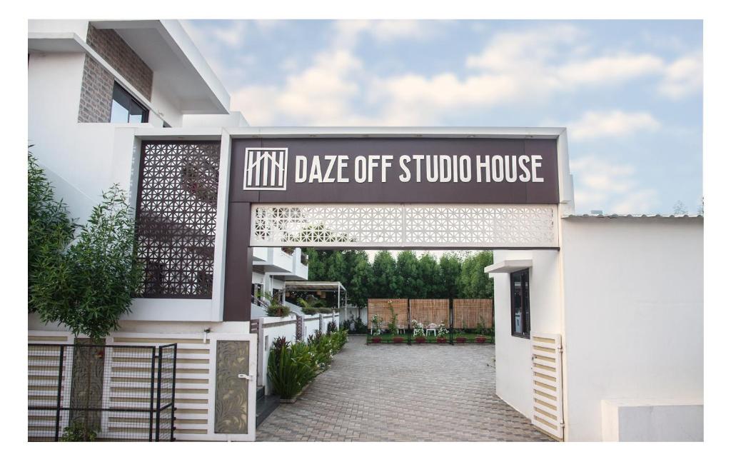 Daze Off Studio house photo 3