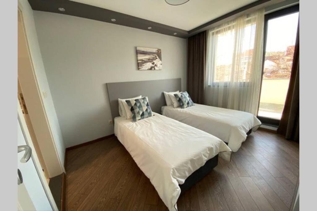 LUX 1BD/1BA City Center Apartment photo 1