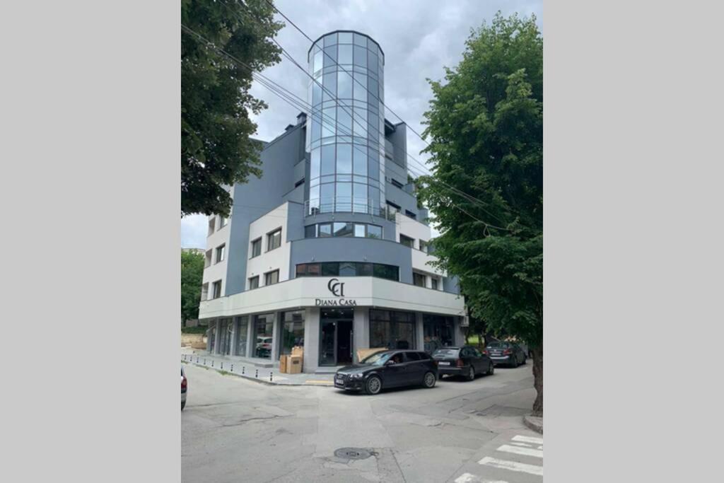 LUX 1BD/1BA City Center Apartment photo 2