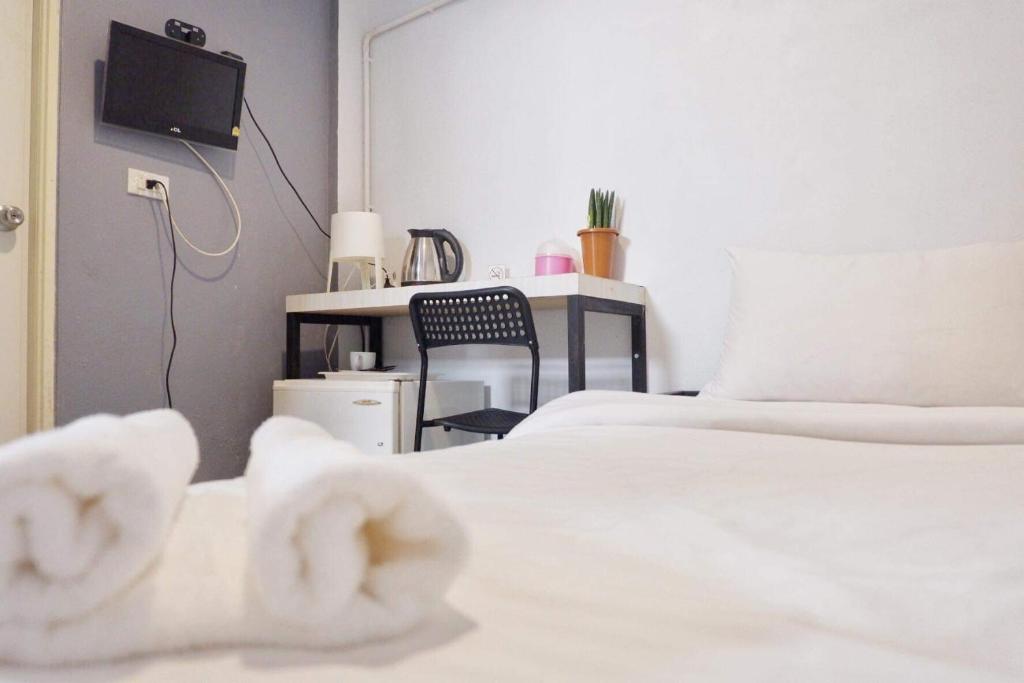 Rin GuestHouse Pracharak RD - Tap to explore photos
