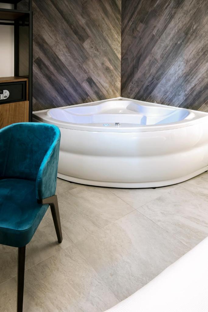 Двухместный (Двухместный номер Делюкс с гидромассажной ванной), The Location Hotel