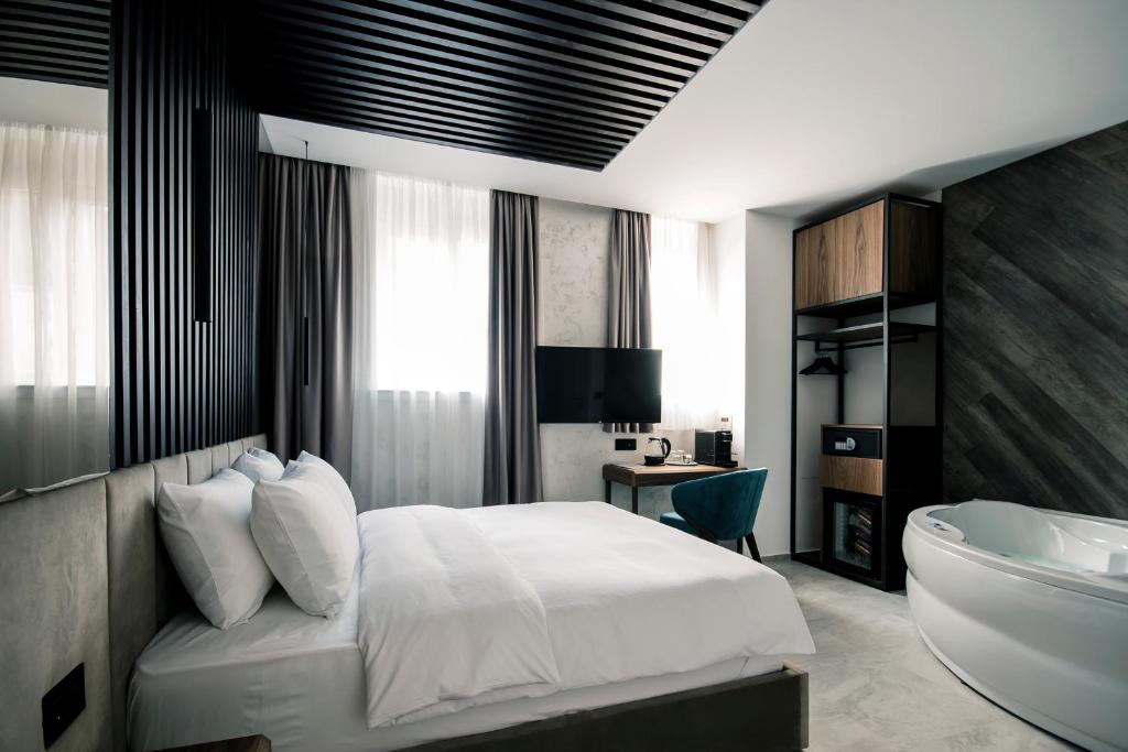 Двухместный (Двухместный номер Делюкс с гидромассажной ванной), The Location Hotel