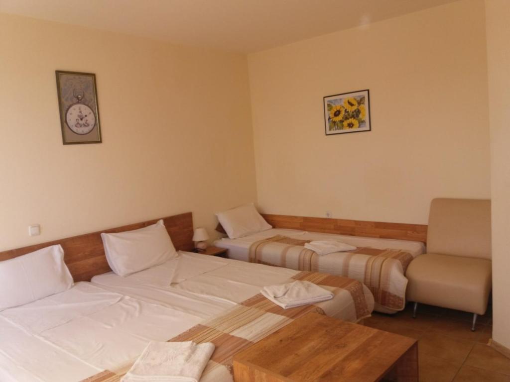 Трехместный (Трехместный номер с террасой (для 3 взрослых и 1 ребенка)), Guest House Yug