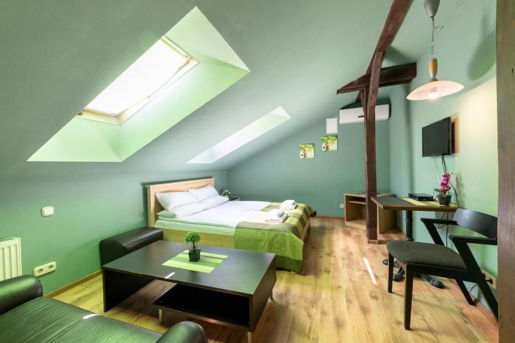 Сьюит (Полулюкс с доступом в боулинг), Spare Hotel