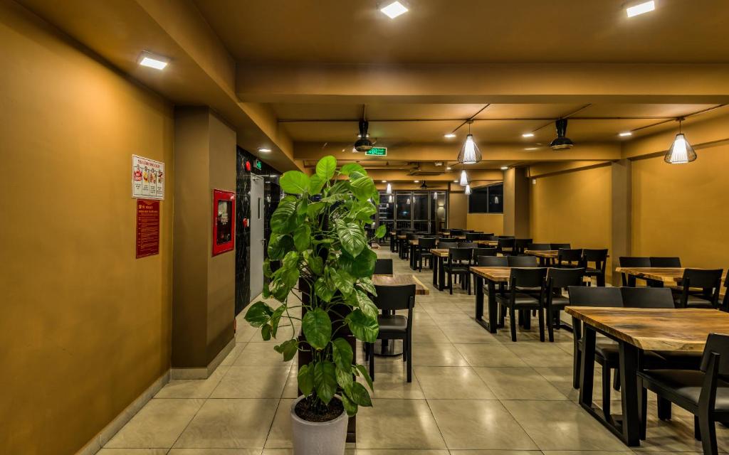 RedDoorz Premium near E-Town 3