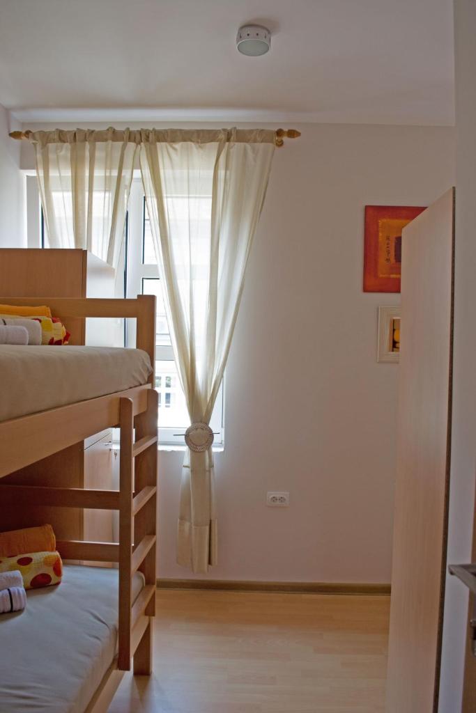 Номер (Односпальная кровать в общем номере с 4 кроватями), Hostel Theater 011