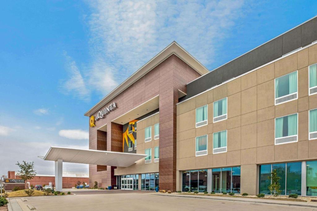La Quinta Inn & Suites by Wyndham Waco Downtown - Baylor image