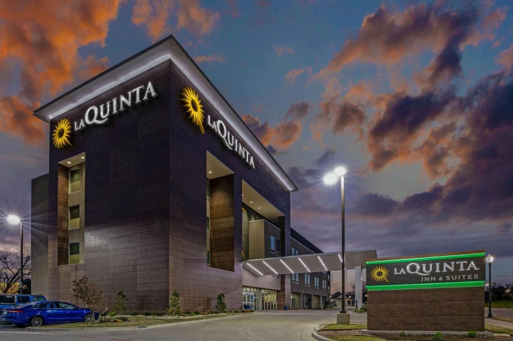 La Quinta by Wyndham Waco Baylor Downtown photo 1