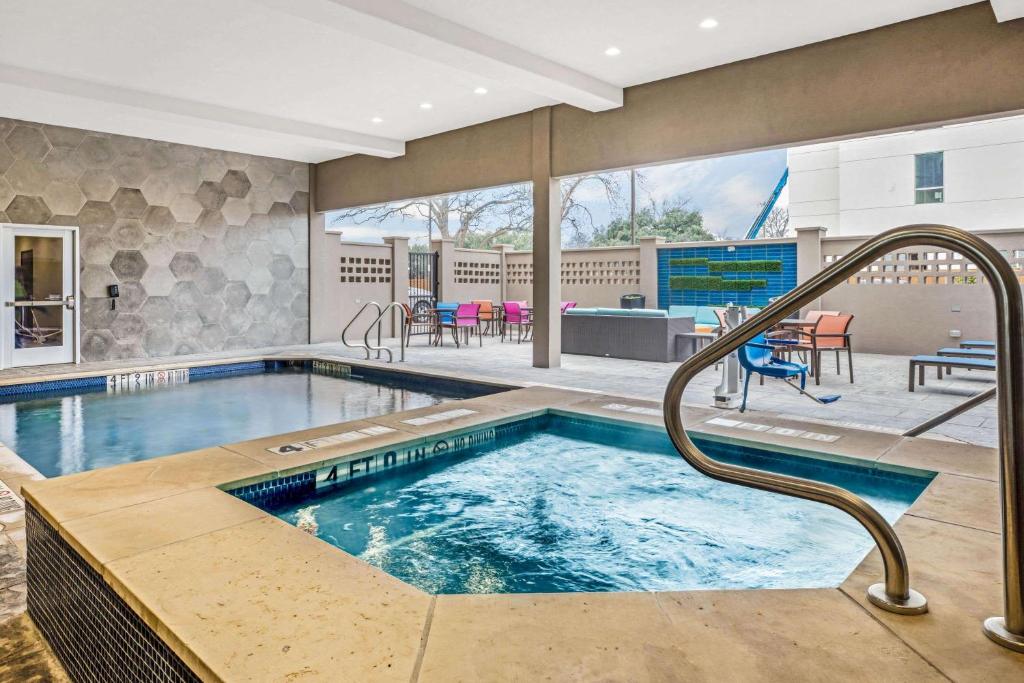 La Quinta by Wyndham Waco Baylor Downtown photo 4