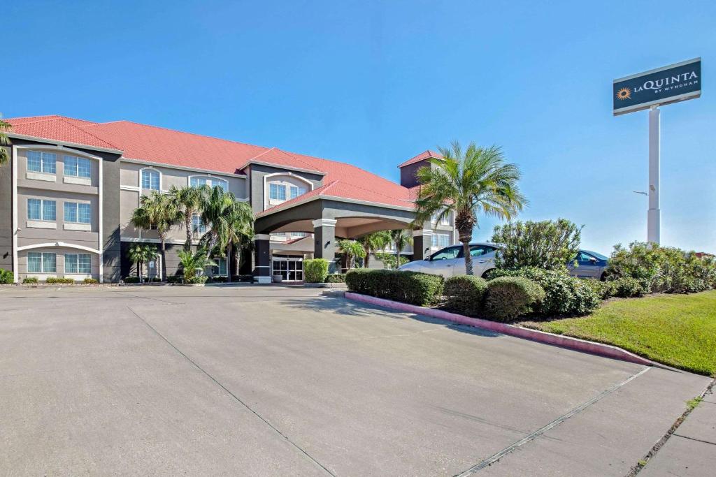 La Quinta Inn & Suites by Wyndham Corpus Christi Airport image