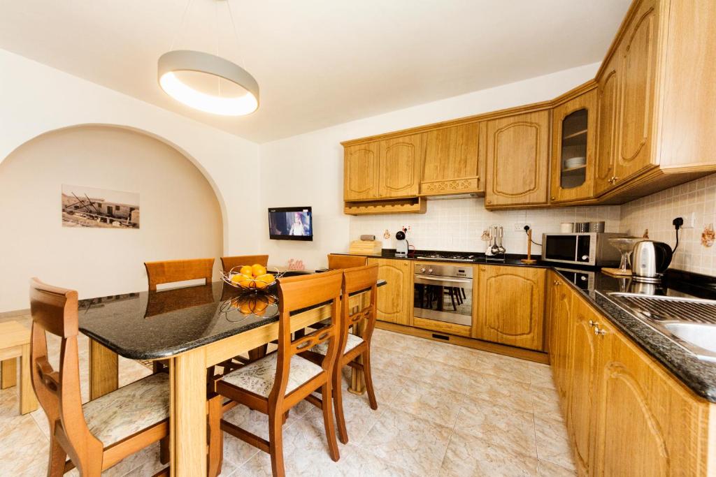 Central 3 Bedroom Entire Apartment Msida photo 1