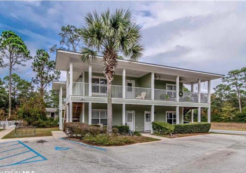 Condo w Pool near beaches, dining, shopping, etc image