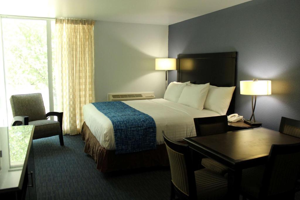 Travelodge by Wyndham Water’s Edge Hotel - Racine image