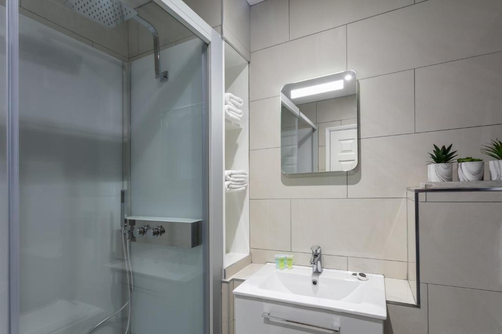 Roydon Marina Village Room Type - Deluxe Double Room
