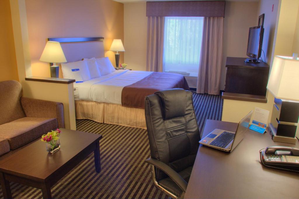 Сьюит (Studio Suite with a King Bed, Non-Smoking), Baymont by Wyndham Dallas/ Love Field