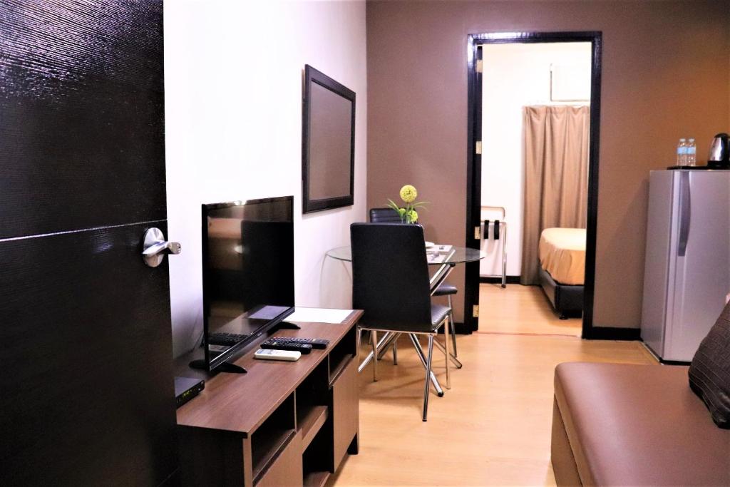 Сьюит (Полулюкс с 1 спальней), The Studio 18 Residences