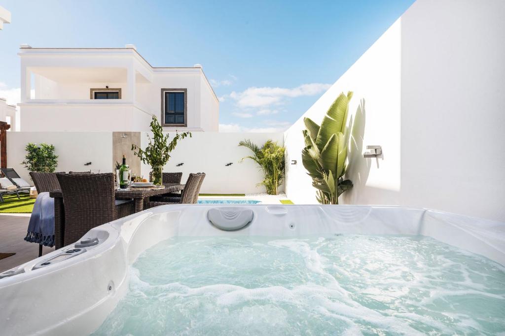 Villa palmera jacuzzi photo 2