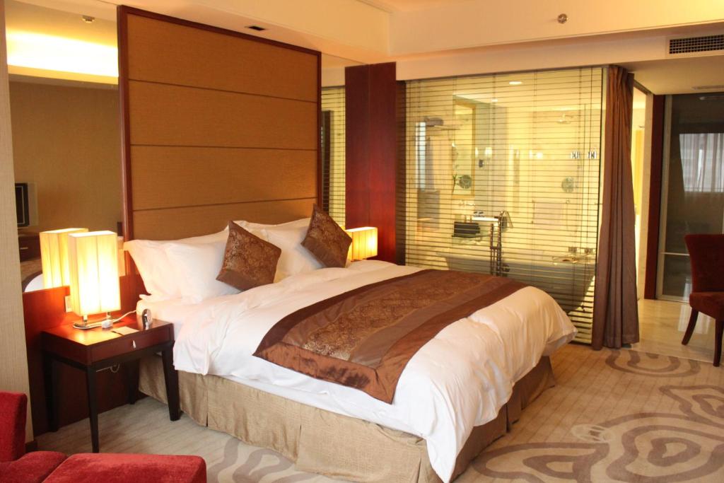 Сьюит (Family Suite 2 King Smoking), Wyndham Garden Suzhou