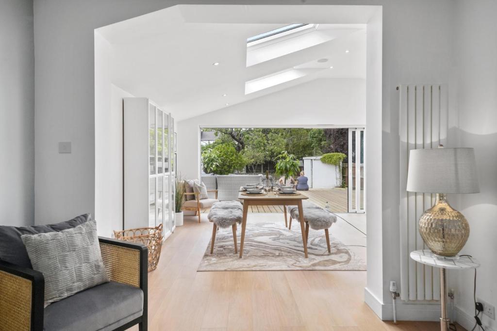 Clarence House-Windsor-Parking-5 bed - Tap to explore photos